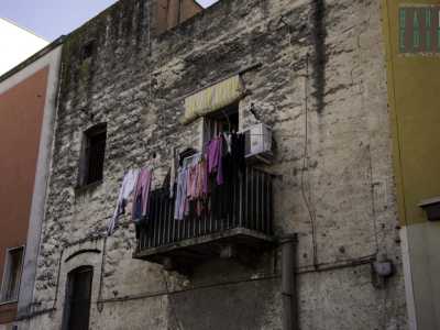 Particolare di una vecchia casa con i panni stesi